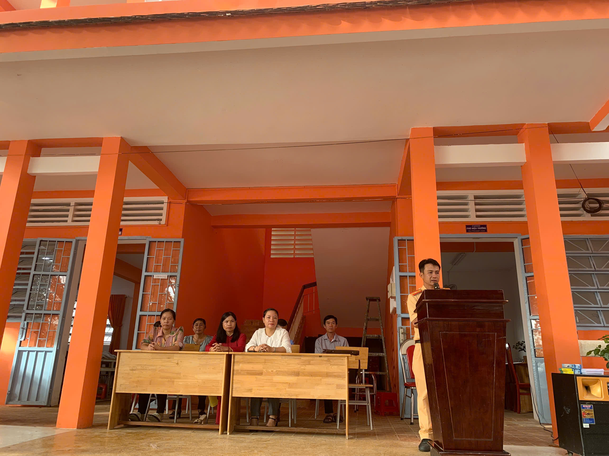 TRƯỜNG THCS PHÚ MỸ PHỐI HỢP VỚI CÔNG AN HUYỆN MỸ TÚ TỔ CHỨC BUỔI TUYÊN TRUYỀN AN TOÀN GIAO THÔNG CHO HƠN 300 HỌC SINH VÀ GIÁO VIÊN NGÀY 21/10/2024